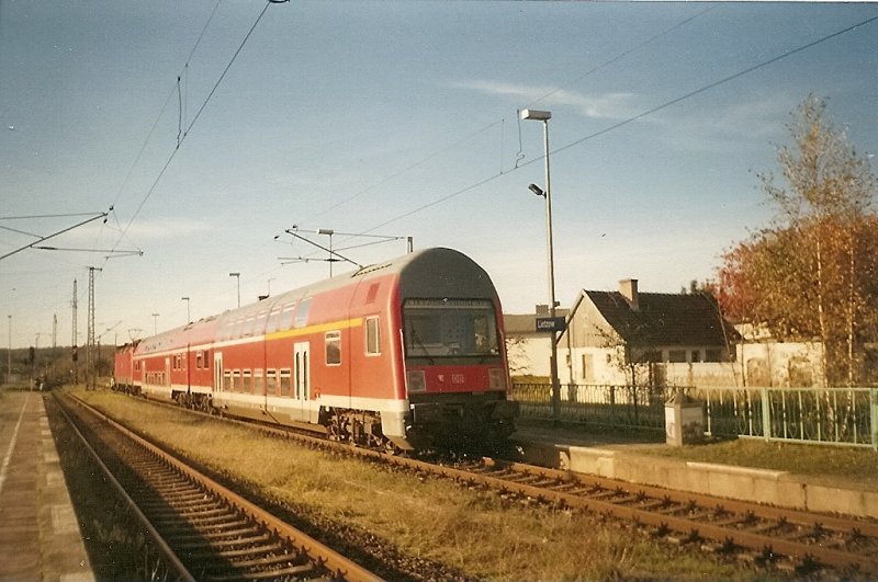 Aus Binz angekommende Regionalbahn in Lietzow im Dezember 2005.Nach dem die Anschluzge nach Rostock und Sassnitz ausgefahren waren,ging es wieder zurck nach Binz.