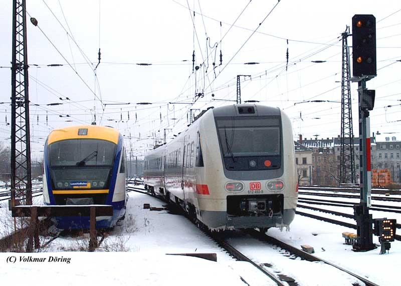 Aus DD-Neustadt ausfahrender 612 492, daneben ein Desiro der Lausitzbahn (Connex) - 26.02.2005
