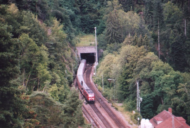 Aus dem 327m langen Gro�haldetunnel kommend f�hrt hier ein Inter-Regio-Express in den Bahnhof von Triberg ein. 