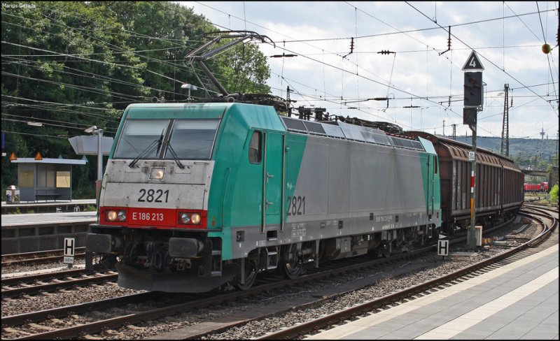 Aus dem Archiv: 2821 mit einem Gterzug Richtung Kln bei der Durchfahrt in Aachen Hbf 30.7.09