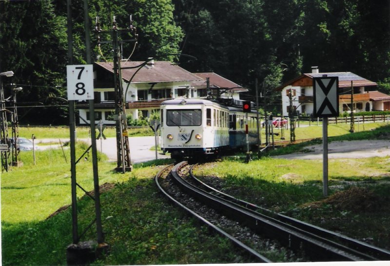 Aus dem Bahnhof Grainau fhrt dieser Zug der Zugspitzbahn am 13.7.2005 aus gegen 11:30 aus. Das ziel, wie alle anderen auch in die Richtung ist der Bahnhof Zugpitzplattmit Umsteigemglichkeit zur Gletescherbahn