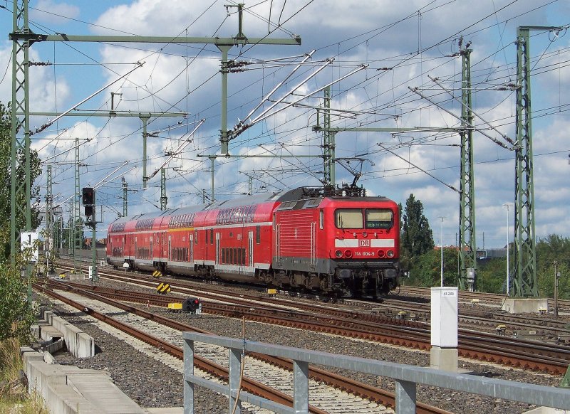 Aus dem Berliner Hbf(tief) fhrt 114 004-5 mit seinem RE5 (RE 38314) nach Stralsund raus.(+3) Seine Reise hat er in Falkenberg(Elster) gestartet. Berlin Hbf(tief) den 30.08.2008