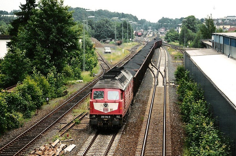 Aus dem Bf Marktredwitz heraus beschleunigt 232 314 am 15.6.2002 ihren schweren Kokszug. Der Zug ist unterwegs von Cheb (CZ) nach Nrnberg.