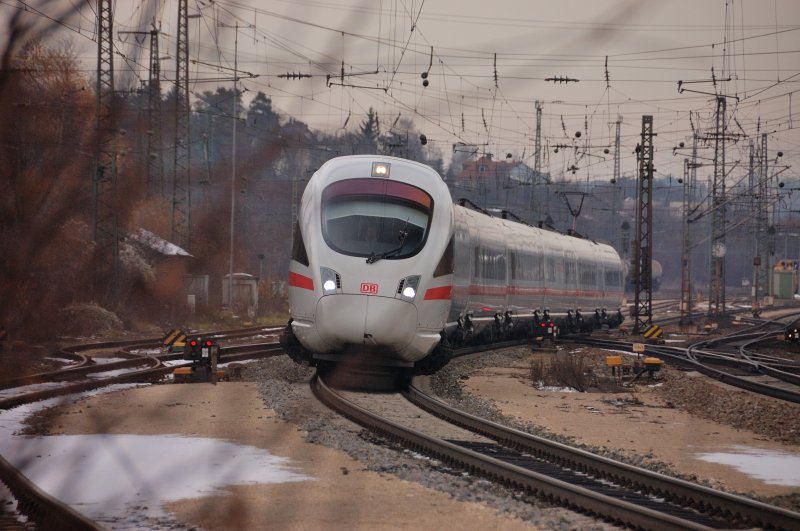 Aus dem Busch: Ein ICE-T jagt die Steigung aus Treuchtlingen herauf, Fahrtziel Augsburg-M�nchen. (11/2008).