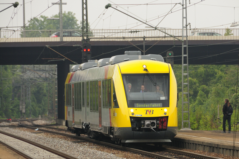 Aus dem fernen Frankfurt kommend, fand diese Sonderfahrt mit einem LINT der TSB ihr morgentliches Ende bei den Mrklin-Tagen in Gppingen. Auch dieser Triebwagen war bis zum letzten Platz belegt. Das Interesse an Mrklin scheint ungebrochen... (19.09.09).