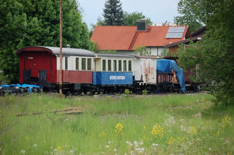 Aus dem Fuhrpark des  Albbhnle : 2. Klasse Personenwagen mit Fahrradabteil, ehemaliger Personenwagen der Bayrischen Zugspitzbahn,  berkinger -Gterwagen, Niederbordwagen und aufgrund mangelnder Unterstellmglichkeit ein Schmalspurdiesel planengeschtzt. 