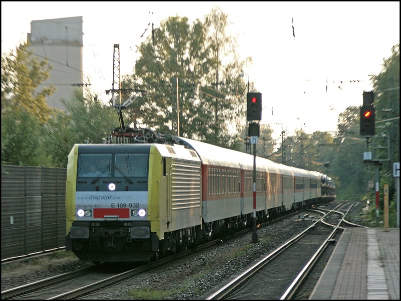 Aus dem Gegenlicht: E189 932 hat warscheinlich den AZ 13381, von Hamburg-Langenfelde nach Verona, am Haken. Und durchf�hrt Kiefersfelden am Morgen des 05.07.2008.