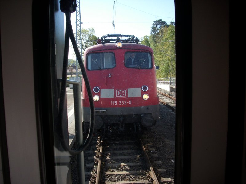 Aus dem letzten Wagen vom Uex 1805 Binz-K�ln hatte ich am 09.Mai 2009 in Binz die wartene 115 332 fotografiert.