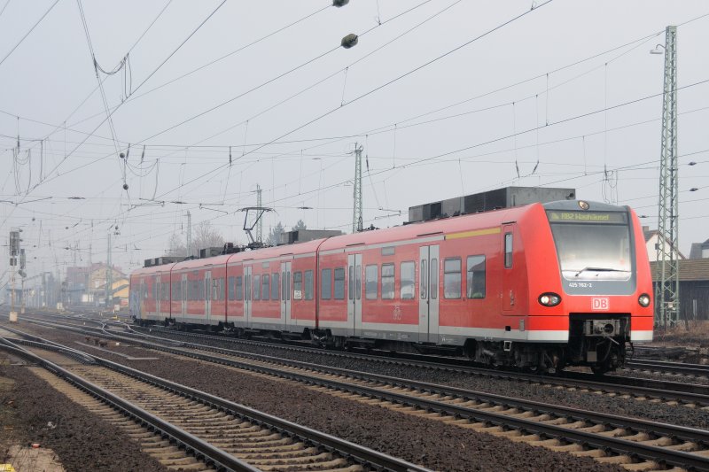 Aus dem Morgennebel von Biblis unterwegs nach Wagh�usel und weiter nach Karlsruhe ist die RB2 mit 425 762-2 am 08.02.09 .