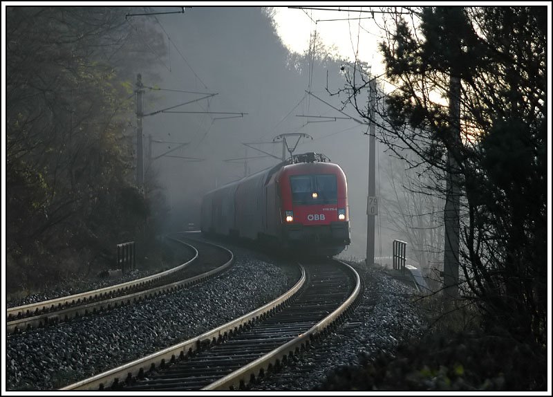 Aus dem Morgennebel taucht am 25.11.2006 1116 210 mit ihrem R 2353 von Bernhardsthal nach Payerbach-Reichenau auf. Die Aufnahme entstand kurz nach der Haltestelle Schl�glm�hl.