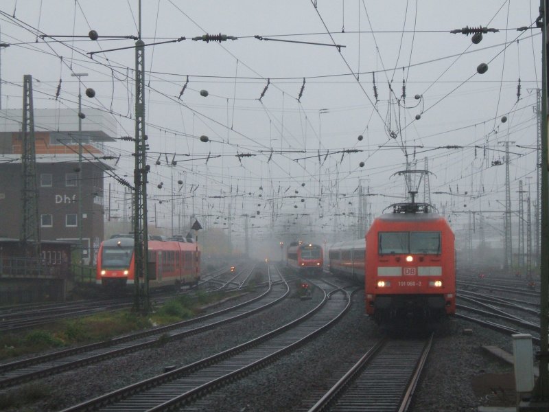Aus dem Nebel ,BR 101 060-2 mit IC 2047 aus Kln nach Leipzig kurz vor dem Dortmunder HBF,gleichzeitig mit S1 aus Dsseldorf (mitte),ganz links eine RB aus Iserlohn.(02.11.2007) 
 