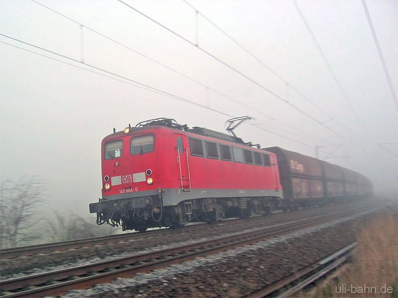 Aus dem Nebel: BR 140 864-0 am 15.1.2007 bei Gau-Algesheim.
