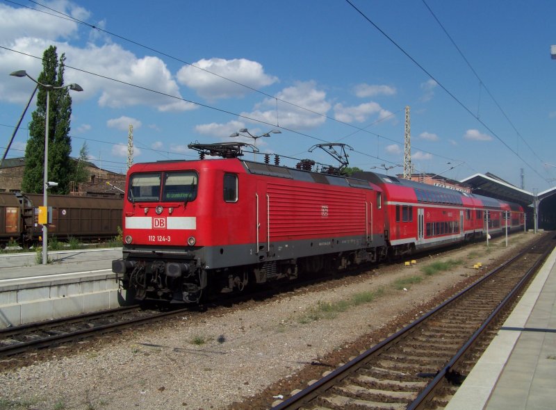 Aus dem schnen Frankfurter Bahnhof fhrt der RE1 (RE 38007) nach Eisenhttenstadt. Er kam aus Magdeburg Buckau. Als Lok dient 112 124-3.