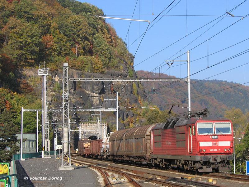 Aus dem Tunnel in Decin (Tetschen-Bodenbach) kommt 180 007 mit einem G�terzug aus Deutschland. Nur 42 Sekunden sp�ter f�hrt auf dem Nachbargleis 371 003 mit dem  EC 175 Hamburg - Budapest ein; Schade, das h�tte fast ein Foto mit einer echten Paralleleinfahrt werden k�nnen (siehe Bild ID 47735) - 19.10.2005
