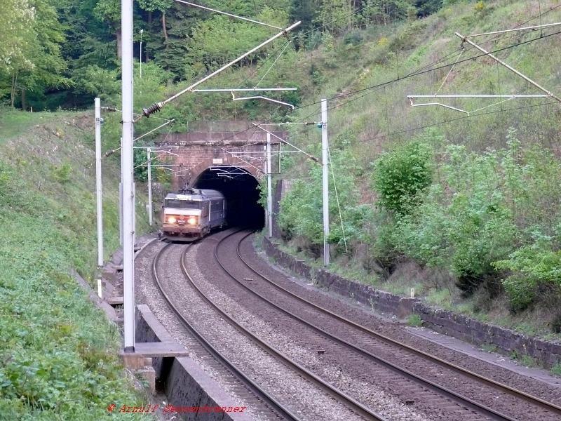 Aus dem Tunnel Tunnel Rheinthal kommend schleppt BB15004 ihren Corail-Schnellzug durch die Vogesen nach Westen.

05.06.2007 Tunnel Rheinthal
