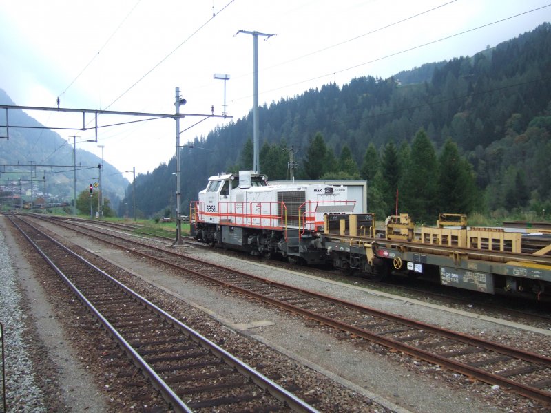 Aus dem Zug fotographiert: Die Am 843 151  Trudy  steht am 08.10.09 nach der Bef�rderung der Ae 6/6 11507 im Bahnhof Airolo. Also die Diesellok wurde geschleppt.