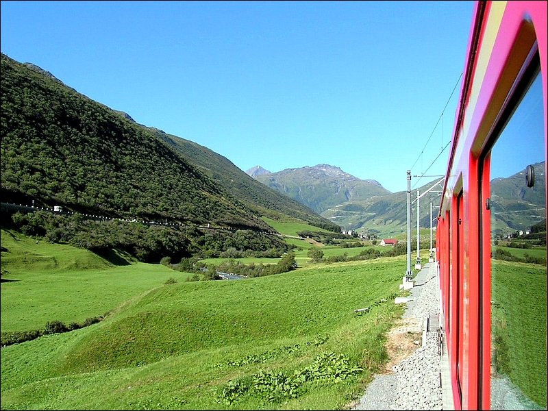 Aus-dem-Zugfensterbild aufgenommen aus der MGB zwischen Realp und Hospental am 07.08.07. Im Hitergrund ist der Furkapass zu erkennen.