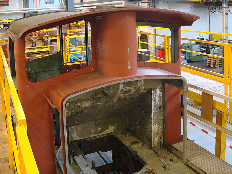 Aus diesem Tm IV wird durch Refit ein Tm 232. Der alte Traktor ist hier vllig ausgebaut und wird dann wieder wie neu aussehen... Tag der offenen Tr im IW Biel, 19. Sept. 2009, 13:20