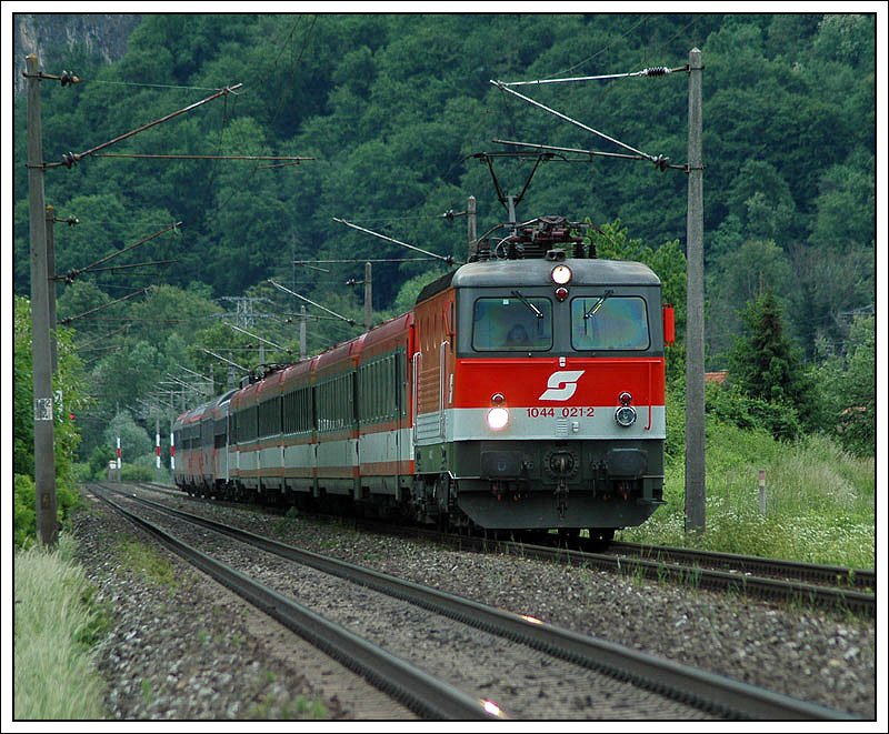 Aus einer eigenartigen Kombination bestand am 17.5.2007 IC 515  Therme Nova Kflach  von Innsbruck nach Graz. An der Spitze 1044 021, dann eine  kalte  4010er Garnitur, und am Zugende zuerst ein Cityshuttle Waggon und noch 2 Fernverkehrwagen. Die Aufnahme enstand kurz nach Peggau-Deutschfeistritz.