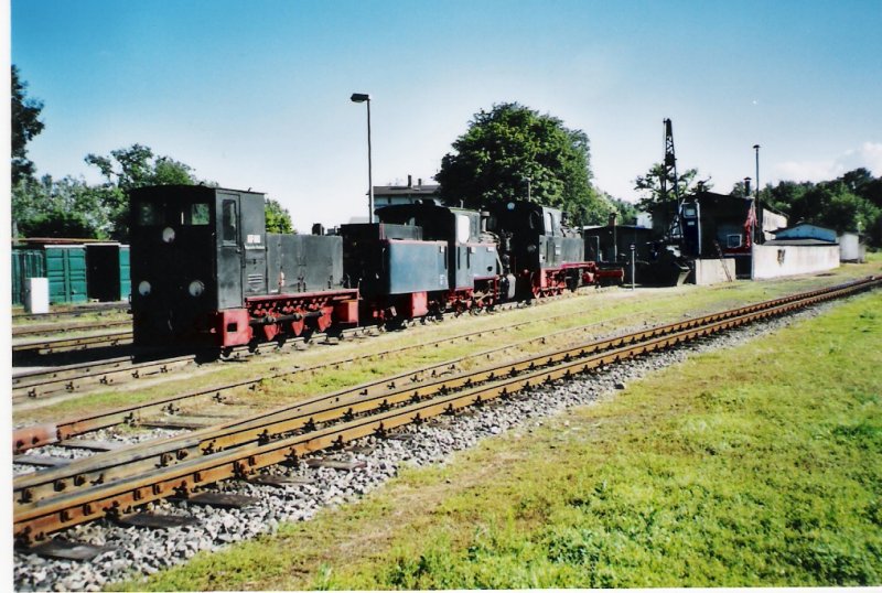 Aus einem ausfahrenden Zug sieht man hier 2 Dampfloks und 1 Diesellok der RkB, Sommer 2003 gegen 12:00 Mittags