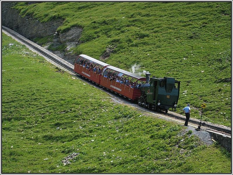 Aus einem bergwrtsfahrenden Zug der Rothornbahn habe ich den entgegenkommenden Zug mit der Lok 16 aufgenommen. Ein Mitarbeiter der Rothornbahn stand bereit, die Weiche der Ausweichstelle manuell zu stellen. (25.07.2008)