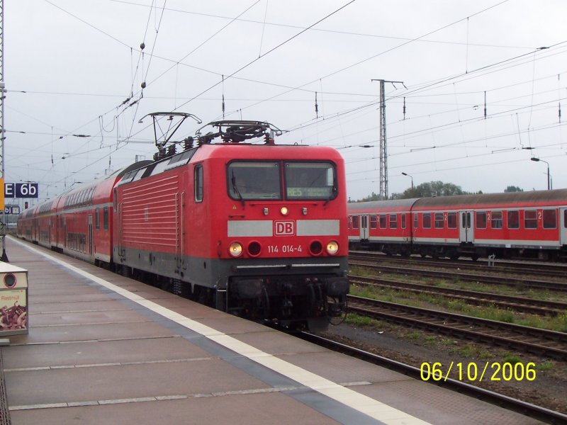 Aus Falkenberg/Elster hlt jetzt Einfahrt der RE5 in den Bahnhof Stralsund. Der Tf hat die Anzeige schon wieder umgestellt, als Ziel Falkenberg/Elster. Datum 06.10.2006