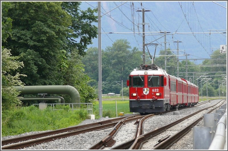 Aus der gegenrichtung nhert sich die neu auferstandene Ge 4/4 II 632  Zizers . (24.05.2008)