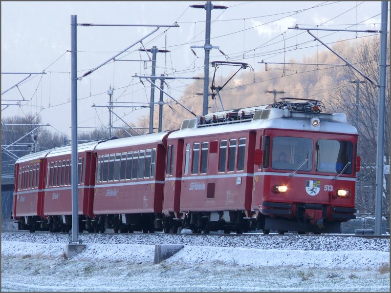 Aus der Gegenrichtung naht der Be 4/4 513 Pendel nach Schiers. (23.01.2008)