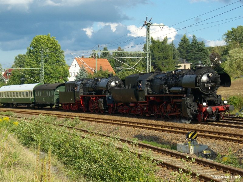 Aus Nossen dampfte dieser Lokzug nach Chemnitz Hilbersdorf. An der Spitze ist die frisch aufgearbeite 52 8047-4 zu sehen. Aufgenommen in Niederwiesa am 20.08.2008
