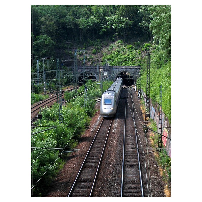 Aus Paris - 

Ein TGV hat auf der Fahrt nach Stuttgart soeben den Pragtunnel bei Stuttgart-Feuerbach verlassen und wird in wenigen Minuten den Hauptbahnhof erreichen. 

24.6.2007 (J)