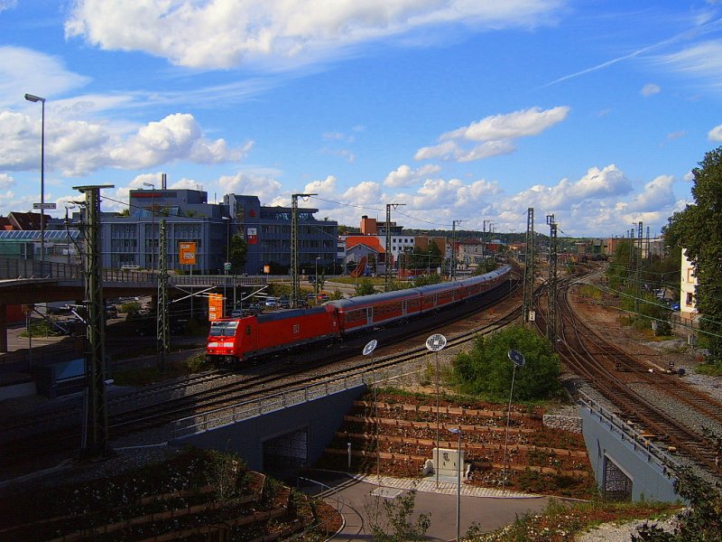 Aus dieser Perspektive knnte man Aalen glatt als Landeshauptstadt bezeichnen...^^ - bei ca. 70 000 Einwohnern und 3 (fher 4) Haltepunkten der Kreisstadt sollte der Aalener Bahnhof HBF genannt werden... - Somit fhrt hier 146 212-6 mit einem Regionalzug von Aalen  HBF  nach Stuttgart HBF aus dem Aalener  Hauptbahnhof ... :-) -  (06.07.07)