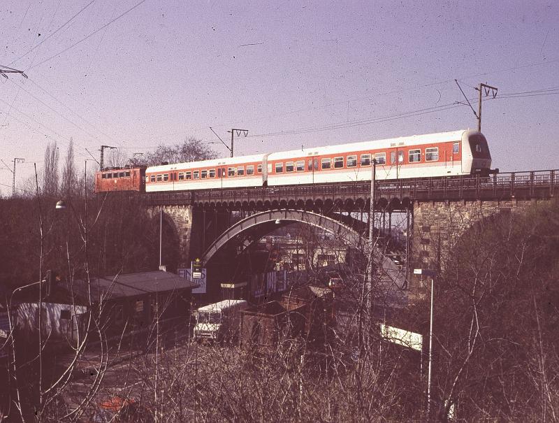 Aus Prestige Grnden mute die Hessische Landeshauptstadt auch einen IC Anschlu  haben der hier mit zwei Wagen zwischen Wiesbaden und Mainz die wunderschne Brcke im Industriegebiet von Mainz berquert.