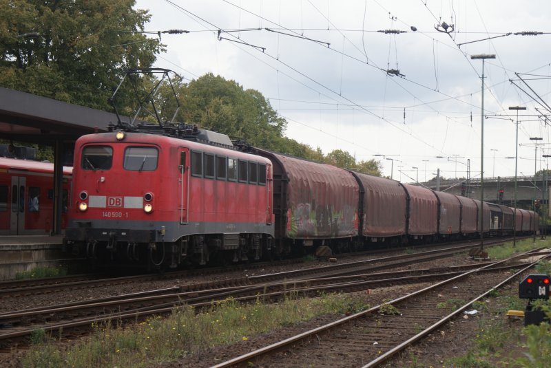 Aus richtung Bremen kommend fuhr die 140 590-1 am 14.09.2009 auf Gleis 2 mit einem geschlossenen G�terzug,durch den Wunstorfer Bahnhof,in Richtung Seelze.