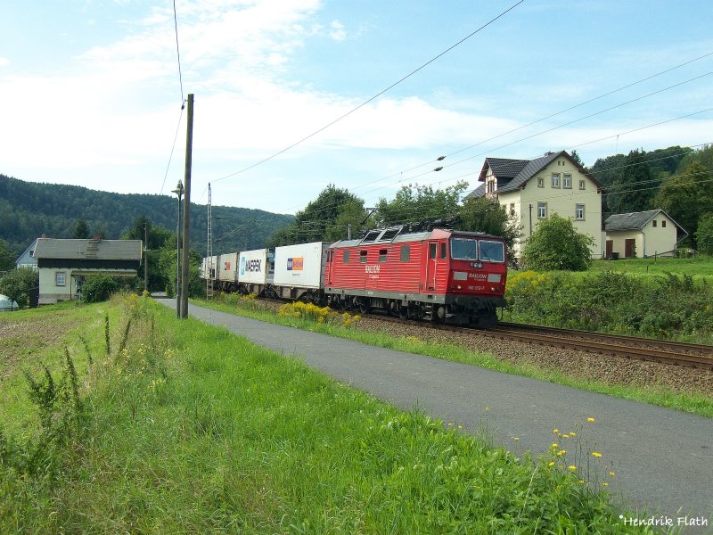 Aus Richtung Decin begegnete uns 180 012-7 mit einem Containerzug. Aufgenommen in Rathen, Ortsteil Strand am 18.08.08