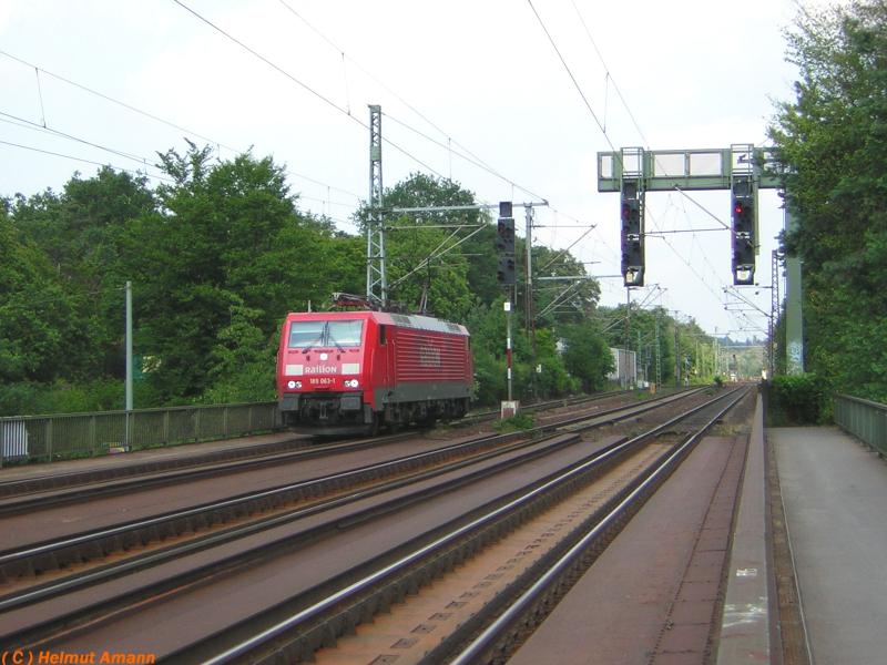 Aus Richtung Frankfurt am Main - Sd kommend, befuhr 189 063 am 27.06.2005 als LZ die Brcke am Stadion in Richtung Niederrad.


