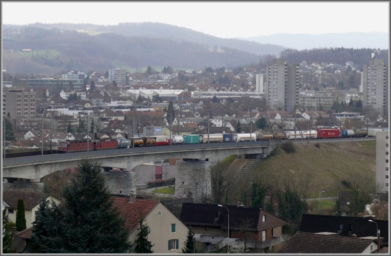 Aus Richtung Gotthard  erscheint ein weiterer Gterzug mit Re 6/6 und Re 4/4. Sie berqueren soeben die Aare und mssen jetzt die Rampe Richtung Bzberg erklimmen. (18.03.2008)