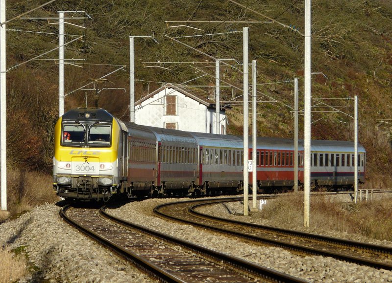 Aus Richtung Lttich kommend, hat Lok 3004 mit Zug vor kurzem den Tunnel hinter Mecher/Clervaux verlassen und fhrt auf dem zweigleisigem Kreuzungsabschnitt Richtung Drauffelt.  06.01.08 