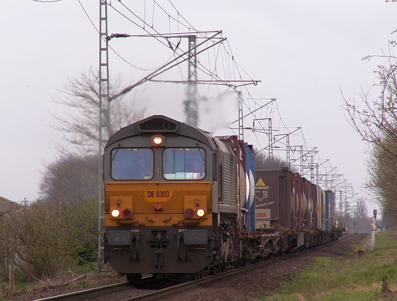 Aus Richtung Niederlande kommend rauscht diese Class 66 auf den Bahnhof D�lken zu. Das Foto stammt vom 17.03.2008 