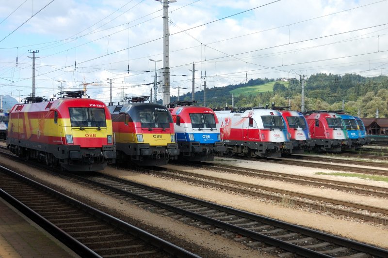 Aus Richtung Nord betrachtet: Der rechte Teil der EM-Lok-Parade in Wrgl Hbf am 24. August 2008. Vielleicht nicht so akribisch genau aufgestellt wie in Wien-Httelsdorf, aber nicht die Wirkung verfehlend... 