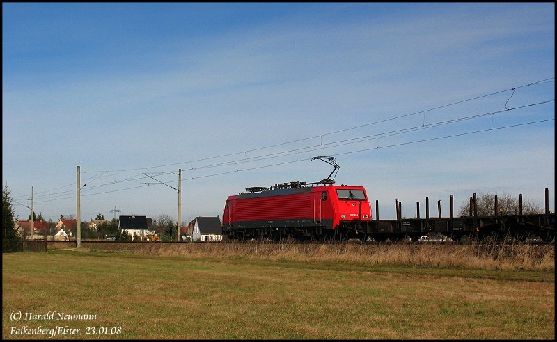 Aus Richtung Riesa kommend erreicht die  nackte  189 094 den Bahnhof Falkenberg(Elster) mit einem leeren Rungenwagenzug. Sie fhrt nun fr die Veolia Tochter Teutoburger Waldeisenbahn (TWE), 23.01.08.