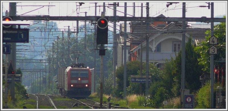 Aus Rorschach fhrt die DB 185 088-2 mit vier Wagen Tschibo Containern in St.Margrethen ein. (24.06.2008)