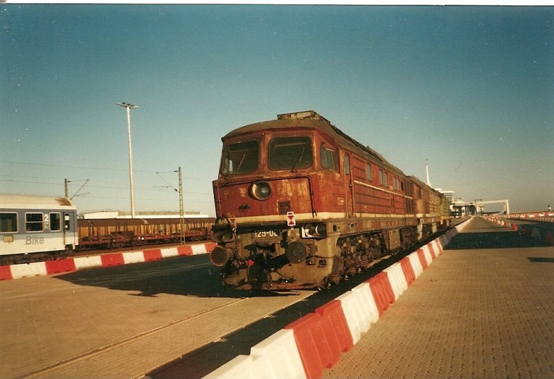 Aus Russland gekommene Breitspurloks umgespurt auf Normalspur im Oktober 1999 im Fhrhafen Mukran.