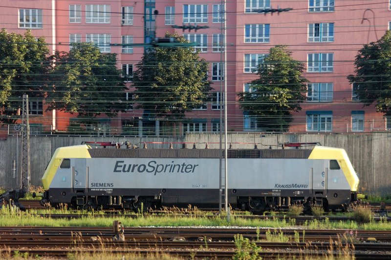 Aus der S-Bahn geschossen: ES 64 P-001 von der Gleisseite auf Chip gebannt. Wer die urspr�ngliche (Pink)-Lackierung des  EuroSprinters  noch kennt, wird unwillk�rlich durch die Geb�udefarbe daran erinnert. (M�nchen Hbf, Vorfeld, 05.08.2008)
