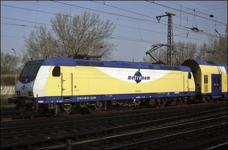 Aus der S-Bahn hinaus konnte die 146 501 (9180 6146 501-2 D-ME)  Schlee�el  bei Veddel abgelichtet werden. (11.04.2009)