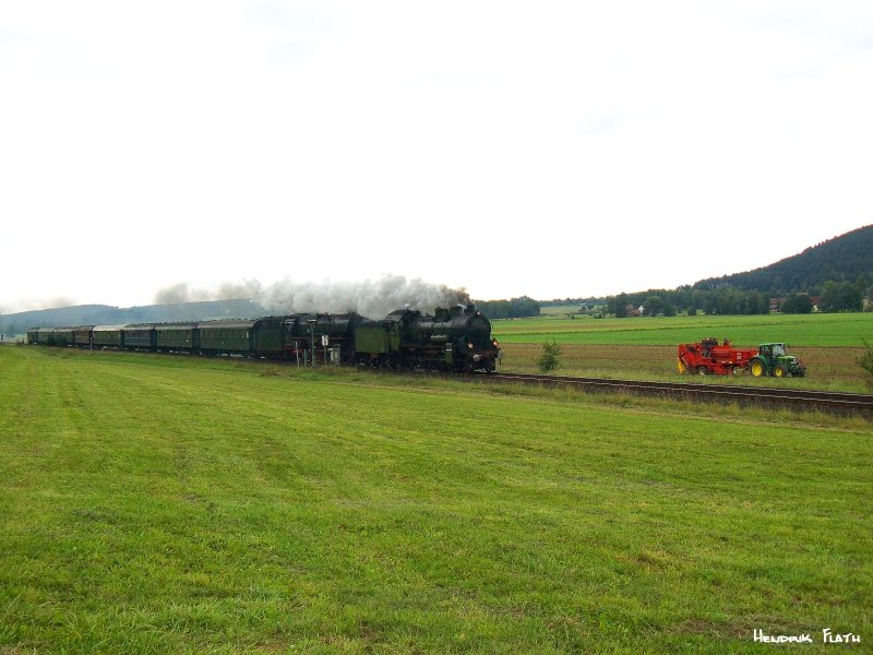Aus Stuttgart und Heilbronn dampfte dieser Sonderzug mit 38 3199 und 01 1066 nach Franken. Aufgenommen zwischen Harsdorf und Trebgast am 20.09.2008