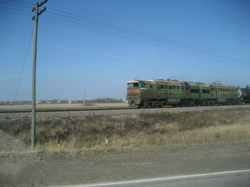 Aus Tartu kommend fhrt die Doppellok mit einem unendlichen langen Tankzug am Haken Richtung Osten. Die Geschwindigkeit - durch Parallelfahrt ermittelt - betrgt ca. 55km/h! 11.3.2008, 10.41 Uhr