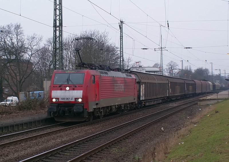 Aus Venlo kommend rauscht dieser Gterzug durch den Bahnhof in Viersen. Das Foto stammt vom 29.01.2008