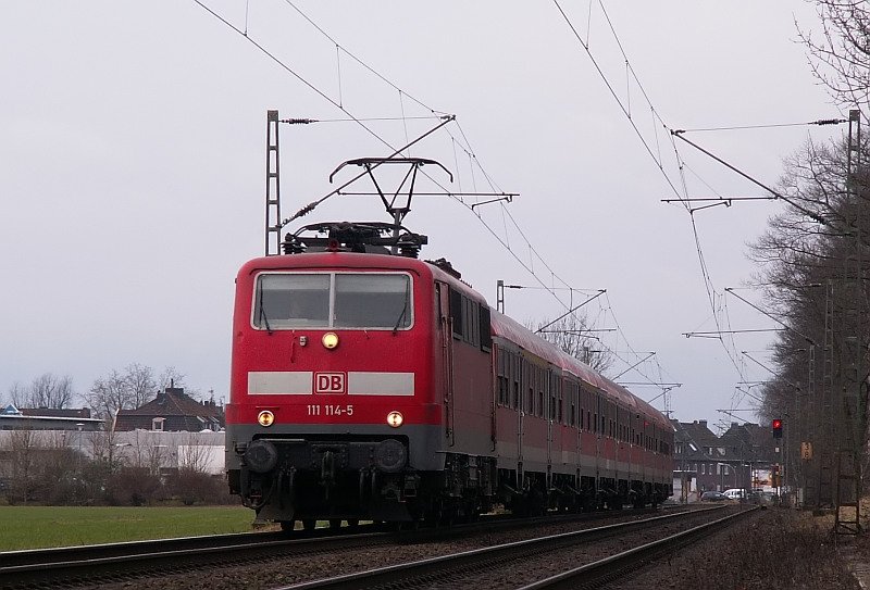 Aus Venlo kommend rauscht dieser Regionalexpress in Richtung Hamm (Westf.) durch D�lken. Das Foto stammt vom 29.12.2007
