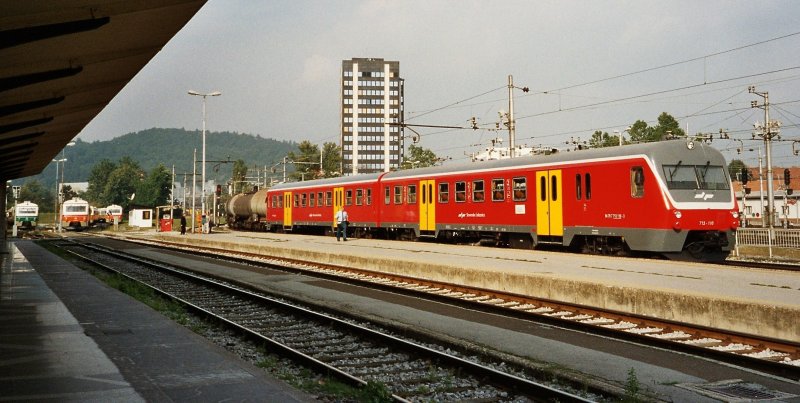 Aus einer Zeit, da man in Slowenien noch mit Tollar zahlte und Spraydosen drcken noch nicht als Freizeitbeschftigung galt stammt dieses Bild des SZ 713-110; im Hintergrund sind weiter /13/813/814 zu sehen. 
Ljubljana, im Sept. 2004