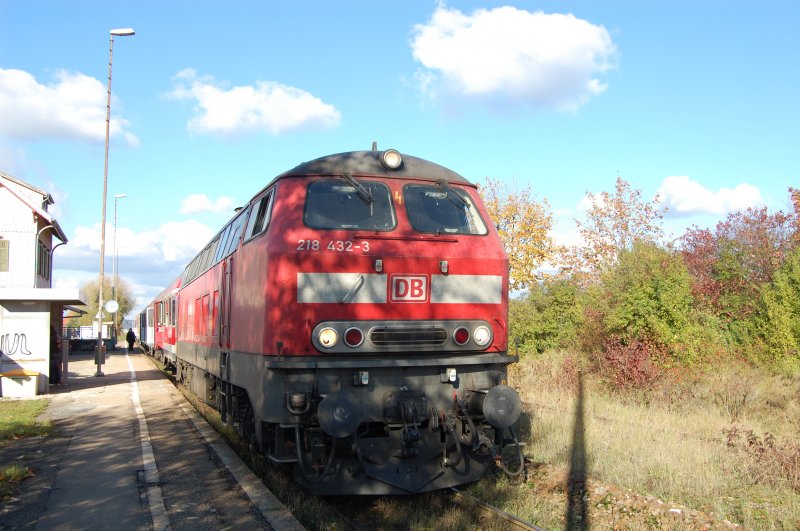 Aus Zeitgr�nden musste ich am 19.10.2009  den Schurz wackeln lassen , um 218 432-3 in Dettingen noch rechtzeitig vor der Abfahrt nach Oberlenningen zu erwischen, da sie mir noch in meiner Sammlung fehlte. Die Lok erhielt am 12.12.2008 ihre letzte HU und kann damit noch bis 2016 fahren.